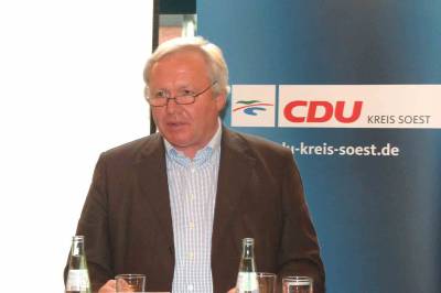 Der CDU-Keisvorsitzende Bernhard Schulte-Drüggelte MdB erläutert das Konzept \
