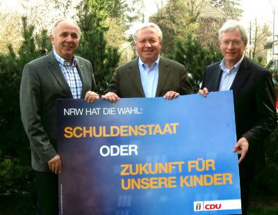 Werner Lohn (l.) und Eckhard Uhlenberg (r.) wurden vom CDU-Kreisvorstand als Landtagskandidaten vorgeschlagen. In der Mitte der CDU-Kreisvorsitzende Bernhard Schulte-Drüggelte MdB. - Werner Lohn (l.) und Eckhard Uhlenberg (r.) wurden vom CDU-Kreisvorstand als Landtagskandidaten vorgeschlagen. In der Mitte der CDU-Kreisvorsitzende Bernhard Schulte-Drüggelte MdB.