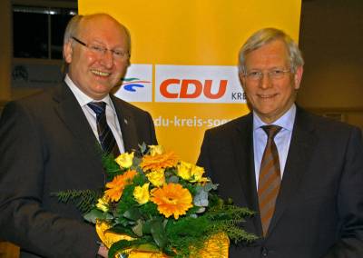 Manfred Burs gratuliert Eckhard Uhlenberg zu dessem guten Ergebnis bei der Wahl zum CDU-Landtagskandidaten. - Manfred Burs gratuliert Eckhard Uhlenberg zu dessem guten Ergebnis bei der Wahl zum CDU-Landtagskandidaten.