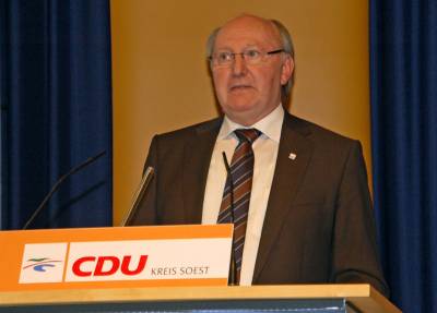 Der stellvertretende CDU-Kreisvorsitzende Manfred Burs leitete die Wahlkreismitgliederversammlung am 29. März 2012 in Bad Sassendorf. - Der stellvertretende CDU-Kreisvorsitzende Manfred Burs leitete die Wahlkreismitgliederversammlung am 29. März 2012 in Bad Sassendorf.