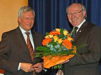 Manfred Burs (rechts) gratuliert Eckhard Uhlenberg zu seiner Wahl zum CDU-Landtagskandidaten. - Manfred Burs (rechts) gratuliert Eckhard Uhlenberg zu seiner Wahl zum CDU-Landtagskandidaten.