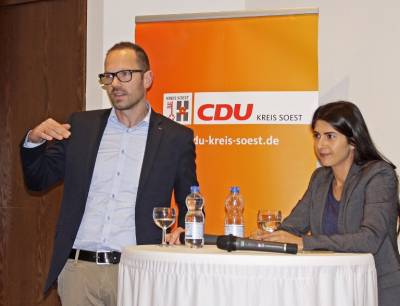 Der CDU-Kreisvorsitzende begrüßt die Diskussionsteilnehmer und stellt die CDU-Landtagsabgeordnete Serap Güler vor. - Der CDU-Kreisvorsitzende begrüßt die Diskussionsteilnehmer und stellt die CDU-Landtagsabgeordnete Serap Güler vor.