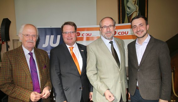 Auf Einladung des CDU-Bundestagskandidaten Hans-Jürgen Thies (2.v.r) und Gastgeber Markus Patzke (CDU Lippstadt, 3.v.r.) trugen die Bundesvorsitzenden Paul Ziemiak (r.) und Prof. Dr. Otto Wulff zum Generationendialog bei.
