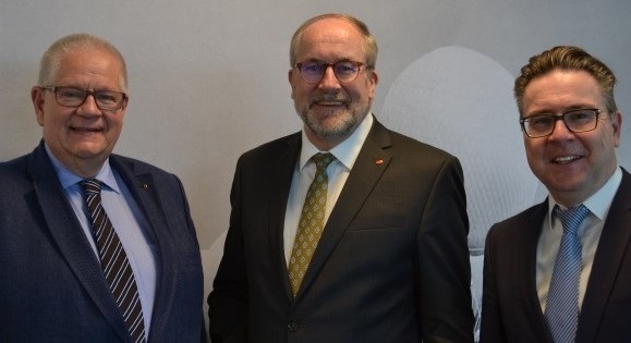 Hans-Jürgen Thies (Bildmitte) kam zum Gespräch beim Apothekerverband Westfalen-Lippe mit Vorstand Johannes Hermes (rechts) und Geschäftsführer Hans-Jürgen Simacher (links).