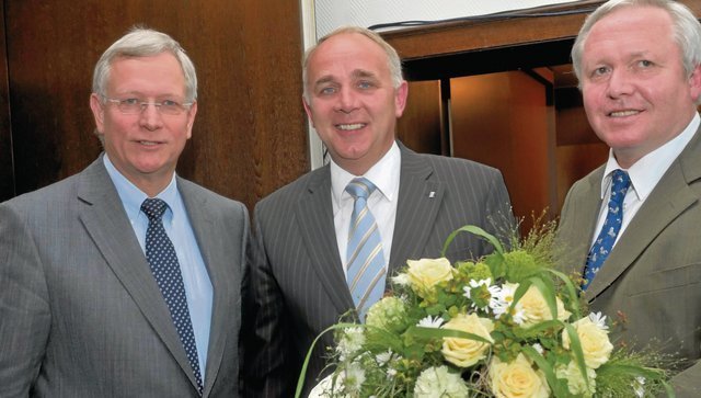 Minister Eckhard Uhlenberg (l.) und CDU-Kreisvorsitzender Bernhard Schulte-Drüggelte MdB (r.) gratuliertern Werner Lohn MdL.