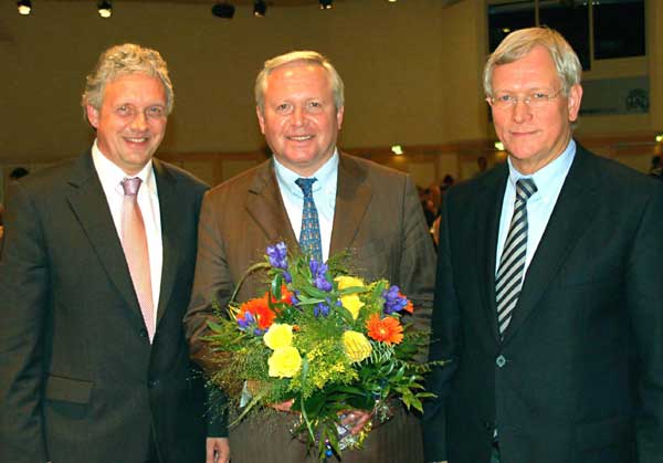 Tagungspräsident Ulrich Häken (links) und Minister Eckhard Uhlenberg (rechts) gratulieren Bernhard Schulte-Drüggelte zu seinem guten Wahlergebnis.