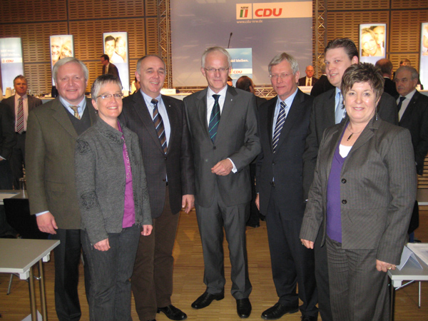 DasFoto zeigt die Soester Delegierten mit Ministerpräsident Dr. J. Rüttgers (Mitte): B. Schulte-Drüggelte MdB, B. Schulenburg, W. Lohn MdL, E. Uhlenberg MdL, J. Blöming und U. Grossmann.