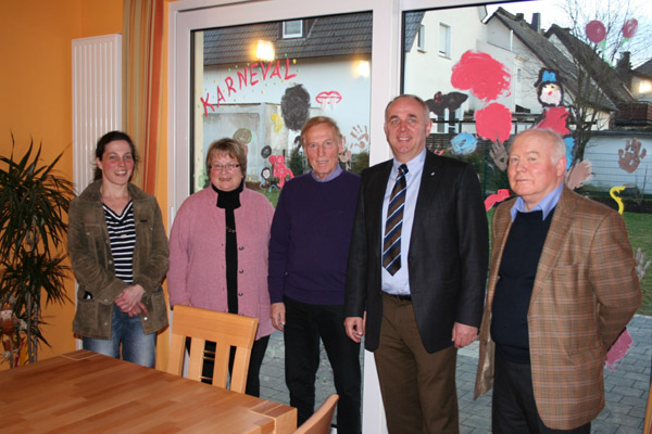 Sandra Bals (Leiterin der Wohngruppe Lönsstraße), Lisa Roemer, Franz Blöming, CDU-MdL Werner Lohn, Rainer Sprink (Geschäftsführer).
