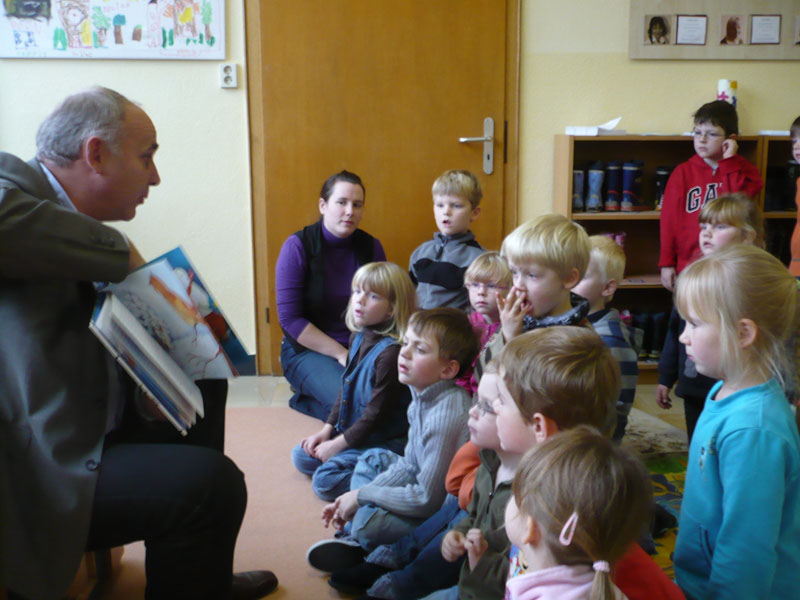 Werner Lohn im Altenrüthener Kindergarten Zwergenland beim Vorlesen