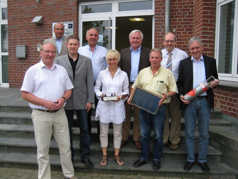 Unser Foto zeigt die Mitglieder des geschäftsführenden Kreisvorstandes vor dem KonWerl Zentrum mit Dr. Jörg Scholtes (2.v.r.)