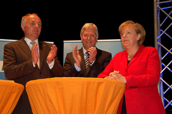 Unser Foto zeigt Werner Lohn und Eckhard Uhlenberg mit Angela Merkel bei ihrem Wahlkampfauftritt im Jahre 2010 in Soest in der Stadthalle.