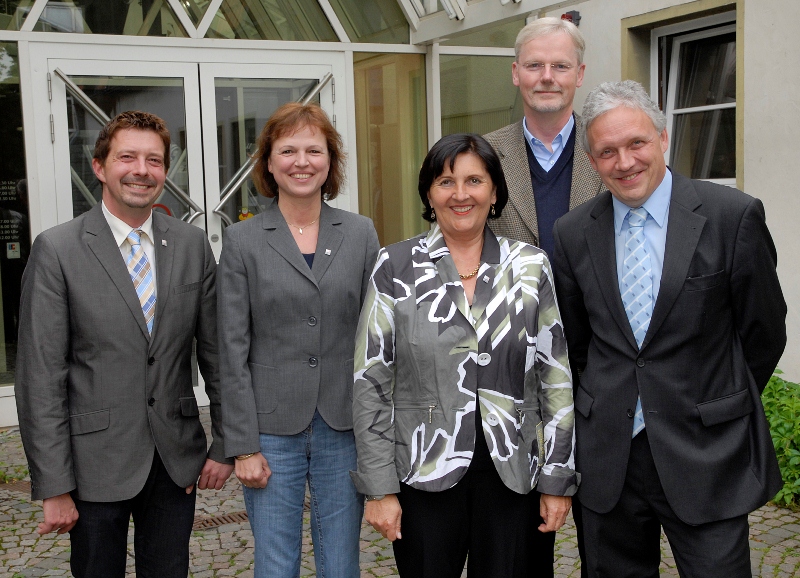 Unser Bild zeigt Mirko Hein, Sabine Saatmann, Landrätin Eva Irrgang, sowie Gregor Dolle und Ulrich Häken von der CDU-Kreistagsfraktion