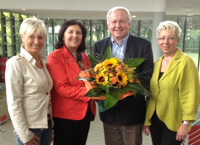 Blumen gab es für die Wahlsiegern Eva Irrgang (2.v.l.). Mit ihr freuen sich der CDU-Kreisvorsitzende Bernhard Schulte-Drüggelte MdB (2.v.r.) und die beiden stellvertretenden Kreisvorsitzenden Mechtild Niggemeier (l.) und Silvia Klein (r.).