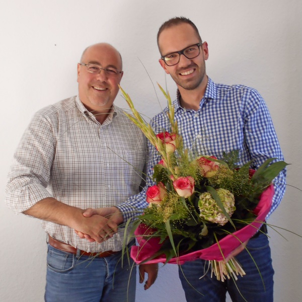 Blumen gab es für den Wahlsieger Thomas Schöne vom CDU-Kreisvorsitzenden Ansgar Mertens. 