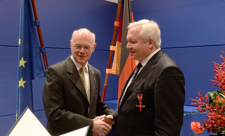 Bundestagspräsident Norbert Lammert hat Bernhard Schulte-Drüggelte MdB den Verdienstorden der Bundesrepublik Deutschland verliehen.