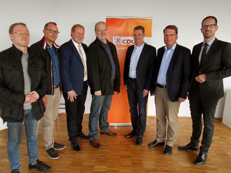 Unser Foto zeigt v.l.n.r.: C. Aunitz, S. Rehborn, F. Gausemeier, W. Schneider, J. Blöming, M. Patzke und den CDU-Kreisvorsitzenden A. Mertens.